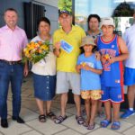 Hunderttausendster Gast der Saison im Sinsheimer Freibad empfangen
