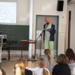 Arnim Töpel liest in der Grundschule Hoffenheim aus seinem Kinderbuch „Isch, de Krutze“