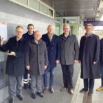 Der Defibrillator kann Leben retten Staatssekretär Brandenburg spendet Gerät fürs Bahnhofsgebäude