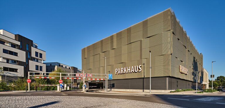 Parkhaus mit Einfahrt und Kreisverkehr
