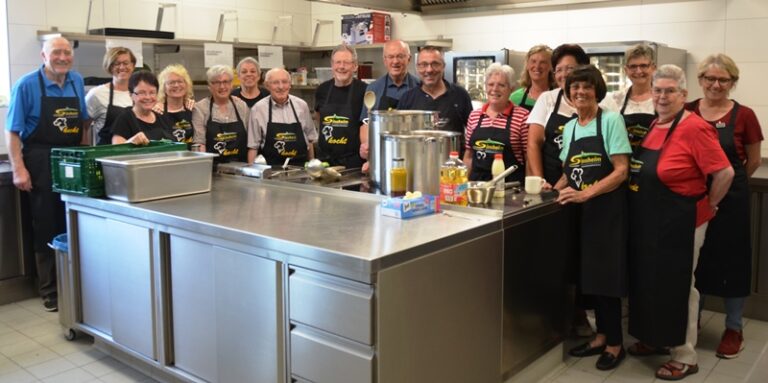 Ausgelassene Stimmung und gutes Essen – Oberbürgermeister Jörg Albrecht kochte für Senioren