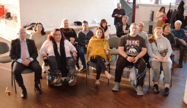 Maria Russo präsentiert mit Verlegern und Freunden im Kulturhaus Wiesloch ihr Erstlingswerk …