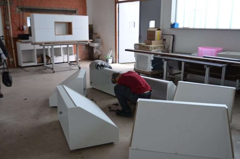 Wieslochs OB Dirk Elkemann und Frau C. Schneider besuchten die Schreinerei Herb in neuem Domizil