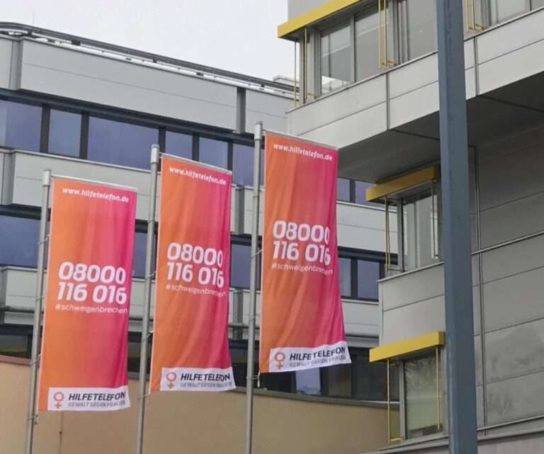 Fahnen_Hilfetelefon