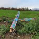 Sinsheim: Sachbeschädigung am Menschen Mythen Weg – Doppelstele – X für U – schwer beschädigt