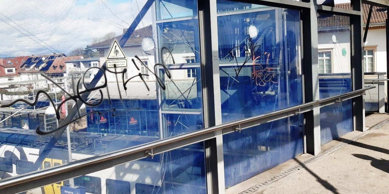 Sachbeschädigung am Bahnhof Sinsheim – Schaden mehr als 50.000 Euro durch Vandalismus am Fußgängersteg. 