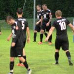 Flutlichtspiel in der Kreisklasse: Sonntagabend bei Schmuddelwetter in den Schleimwiesen …